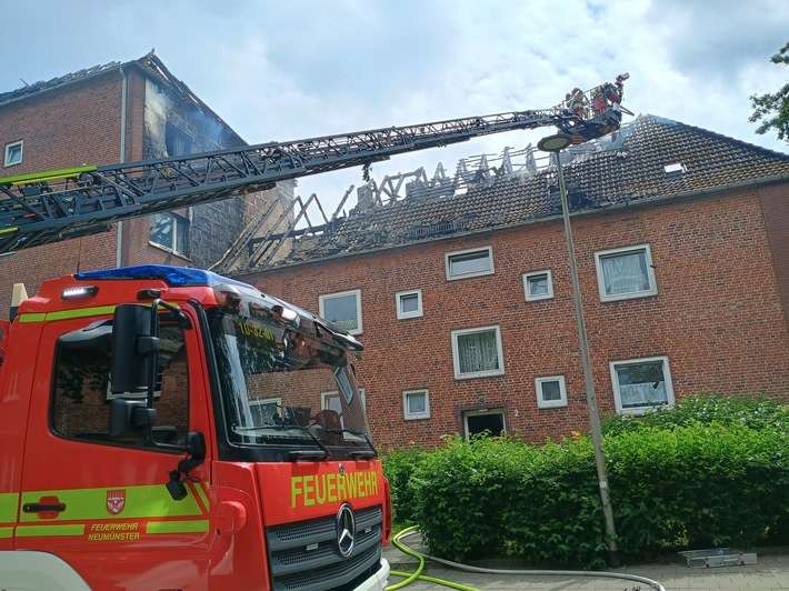 FW Neumünster: Dachstuhlbrand in der Sedanstraße - Feuerwehr verhindert weitere Brandausbreitung