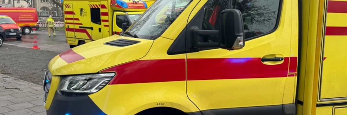 FW Dresden: Schwerer Verkehrsunfall auf der Fetscherstraße - Zwei Schwerverletzte