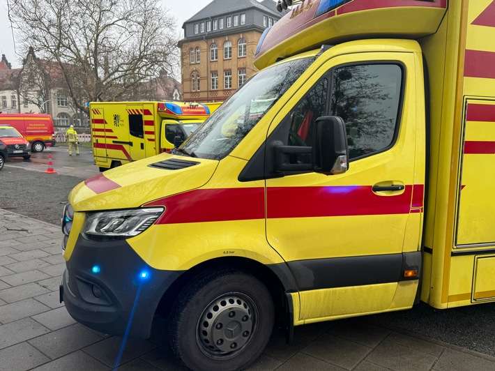 FW Dresden: Schwerer Verkehrsunfall auf der Fetscherstraße - Zwei Schwerverletzte