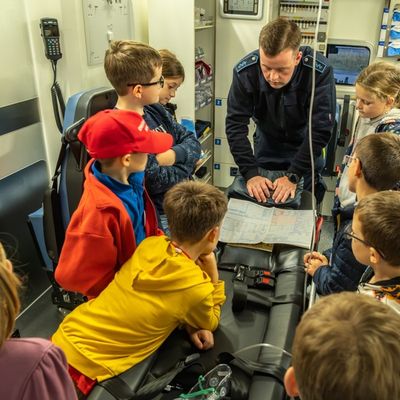 FW-AR: RETTUNGSWAGEN BESUCHT DIE KINDERFEUERWEHR BRUCHHAUSEN/NIEDEREIMER
