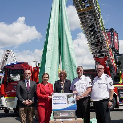 FW-LFVSH: Schnelle Hilfe nach Unwetterschäden und Bränden: Provinzial Nord Brandkasse und Landesfeuerwehrverband SH starten Notdachprojekt