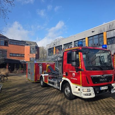 FW Bad Segeberg: Gefahrguteinsatz an Bad Segeberger Schule - Verdacht auf Gefahrstoffaustritt