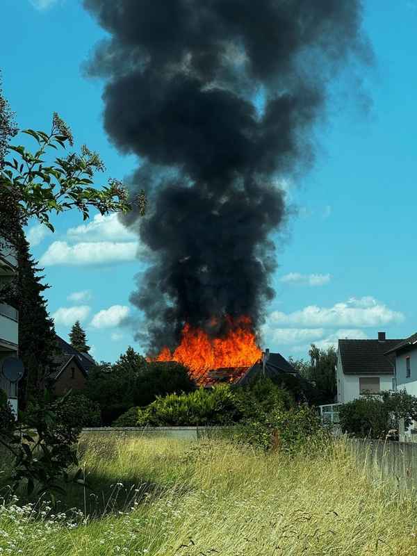 FW Paderborn: Dachstuhlbrand macht Wohnhaus zurzeit unbewohnbar
