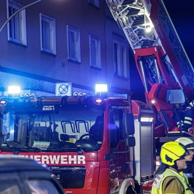 FW-MK: Feuer in Mehrfamilienhaus - Bewohner über Drehleiter gerettet