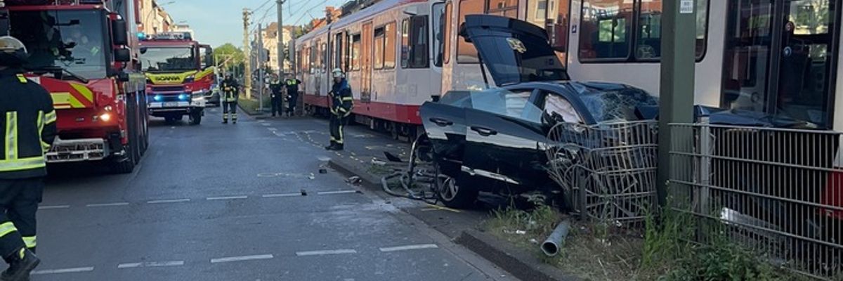 FW-DO: Schwerer Unfall zwischen PKW und Straßenbahn