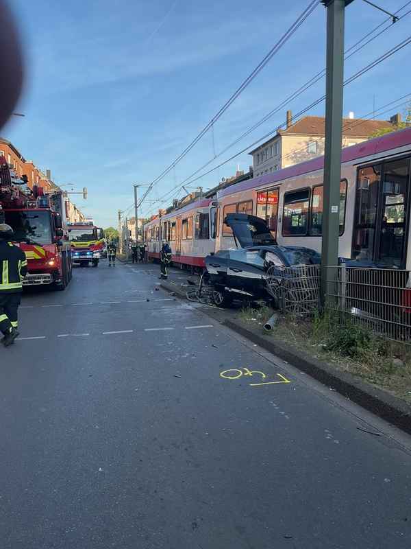 FW-DO: Schwerer Unfall zwischen PKW und Straßenbahn