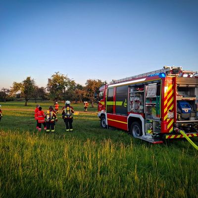 KFV Bodenseekreis: Ballenpresse in Vollbrand in Hefigkofen