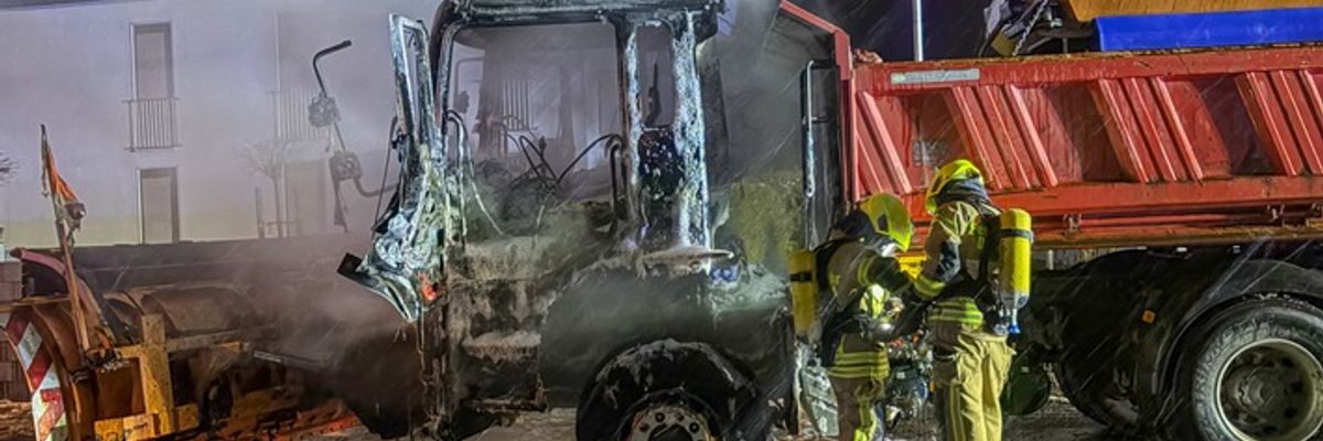 FW-DT: Brennendes Räum- / Streufahrzeug auf der Bielefelder Straße