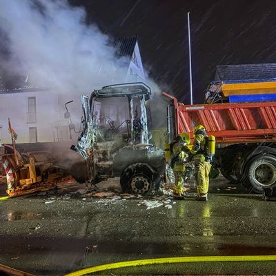 FW-DT: Brennendes Räum- / Streufahrzeug auf der Bielefelder Straße