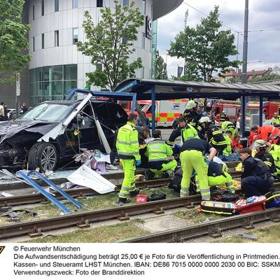 FW-M: Sieben Verletzte durch Unfall (Neuhausen)