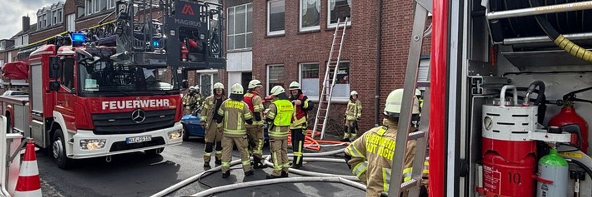 Feuerwehr Goch: Kellerbrand: Feuerwehr führt Person aus Gebäude
