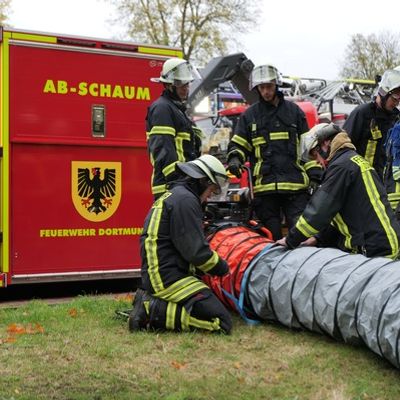 FW-DO: Unklare Rauchentwicklung aus einsturzgefährdeter Lagerhalle: Feuerwehr setzt Spezialtechnik und Drohne ein