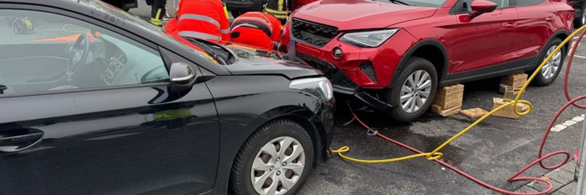 FW VG Westerburg: Verkehrsunfall auf Supermarktparkplatz - Frau wird unter PKW eingeklemmt