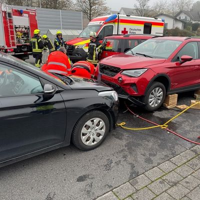 FW VG Westerburg: Verkehrsunfall auf Supermarktparkplatz - Frau wird unter PKW eingeklemmt