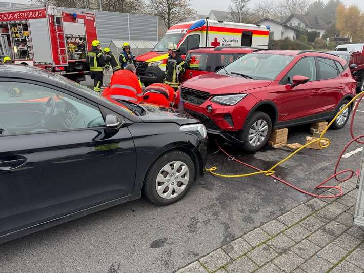 FW VG Westerburg: Verkehrsunfall auf Supermarktparkplatz - Frau wird unter PKW eingeklemmt