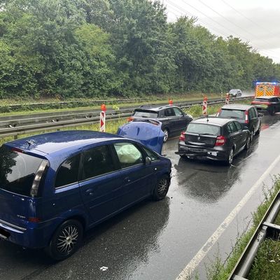 FW Paderborn: Verkehrsunfall mit drei beteiligten PKW