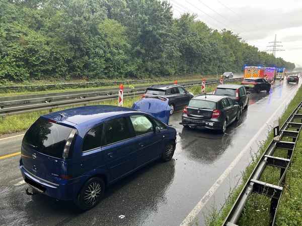 FW Paderborn: Verkehrsunfall mit drei beteiligten PKW