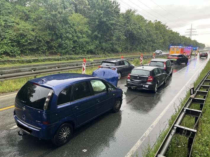 FW Paderborn: Verkehrsunfall mit drei beteiligten PKW