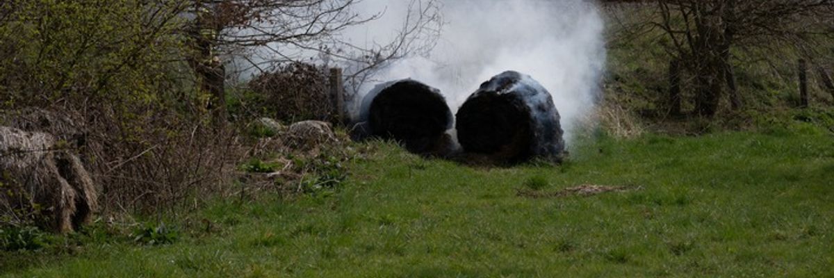 FW Menden: Feuerwehr Menden löscht Rundballenbrand auf Streuobstwiese