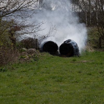 FW Menden: Feuerwehr Menden löscht Rundballenbrand auf Streuobstwiese