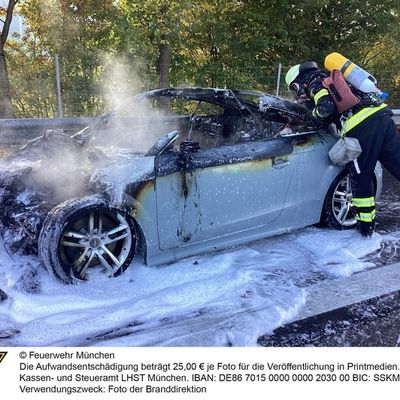 FW-M: Sportwagen auf Autobahn in Flammen (Langwied)