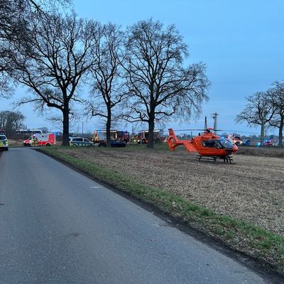 FW Alpen: Zusammenstoß zwischen Zug und Pkw