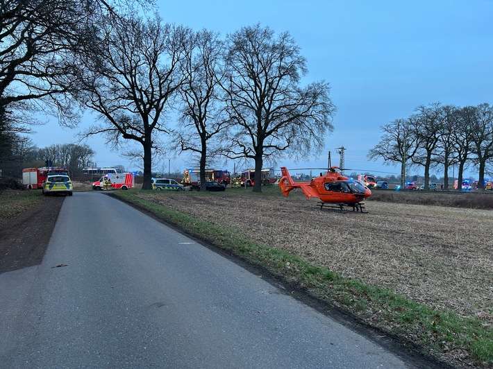 FW Alpen: Zusammenstoß zwischen Zug und Pkw