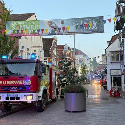FW-AUR: Flammenüberschlag bedroht mehrere Gebäude