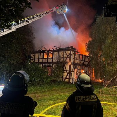 FW Lüchow-Dannenberg: +++ Feuer zerstört Nebengebäude am Jagdschloss Göhrde +++ Großeinsatz mit über 200 Einsatzkräften dauert die ganze Nacht +++