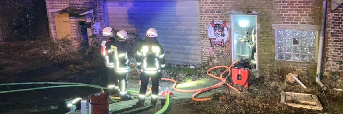 FW-MH: Brand in leerstehender Lagerhalle