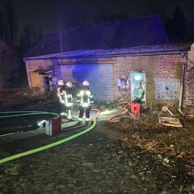 FW-MH: Brand in leerstehender Lagerhalle