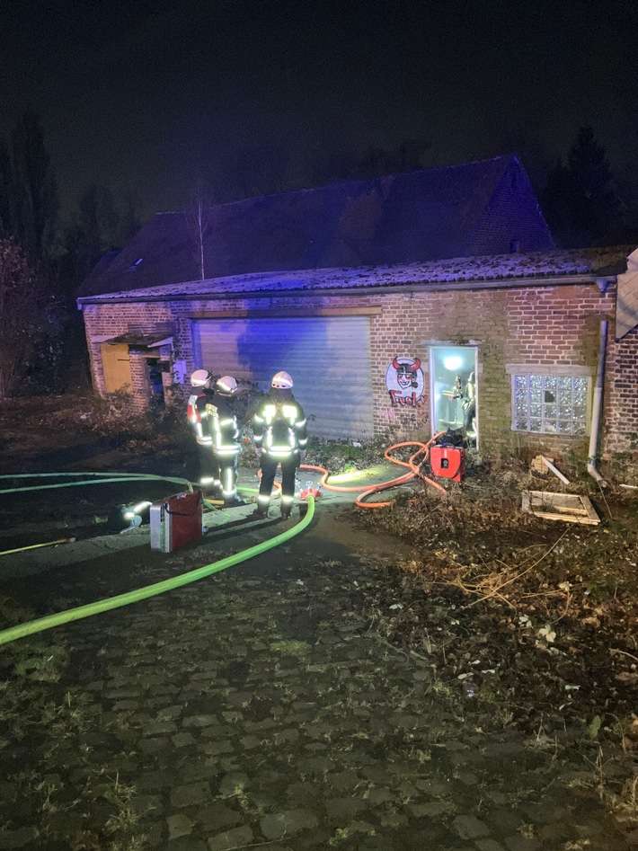 FW-MH: Brand in leerstehender Lagerhalle