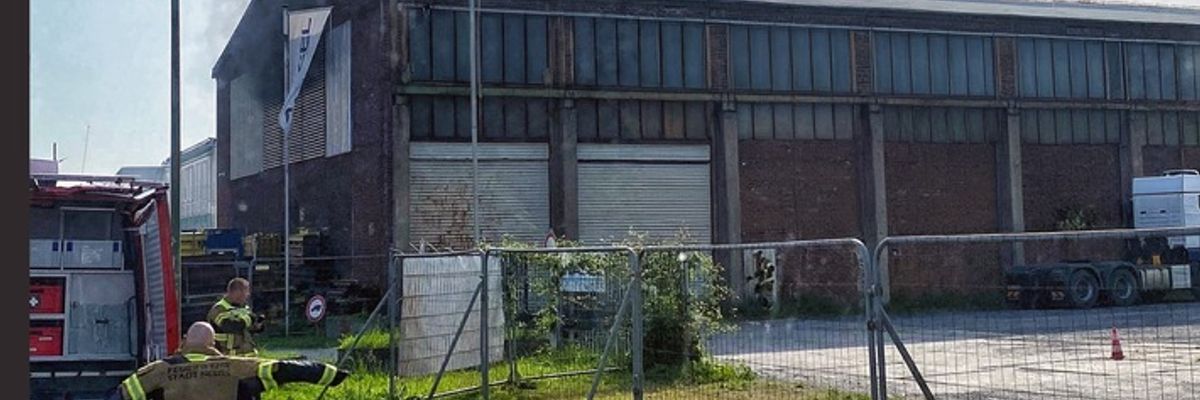 FW-NE: Feuer in einer Lagerhalle | Frühzeitiger Notruf verhindert Großbrand