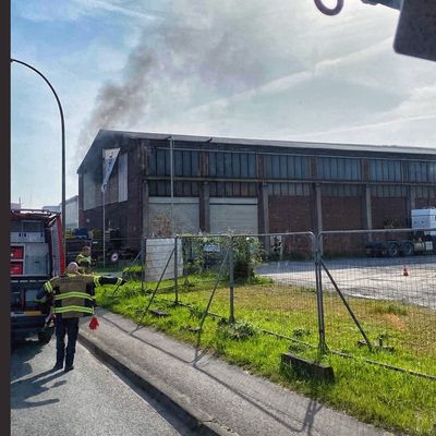 FW-NE: Feuer in einer Lagerhalle | Frühzeitiger Notruf verhindert Großbrand