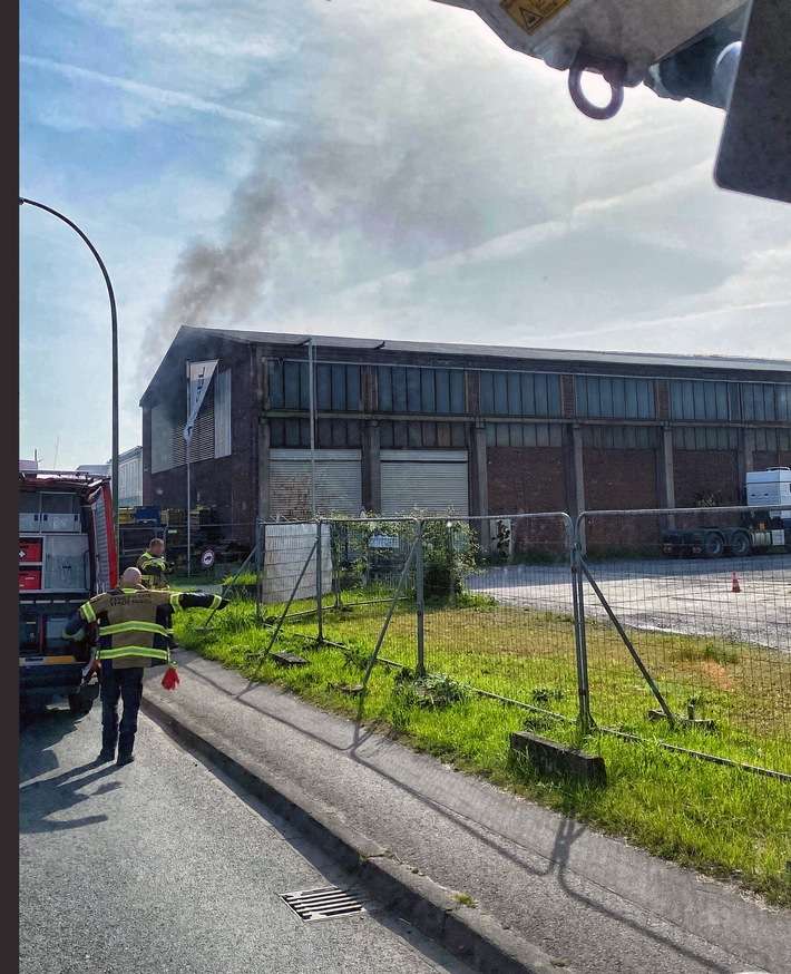 FW-NE: Feuer in einer Lagerhalle | Frühzeitiger Notruf verhindert Großbrand