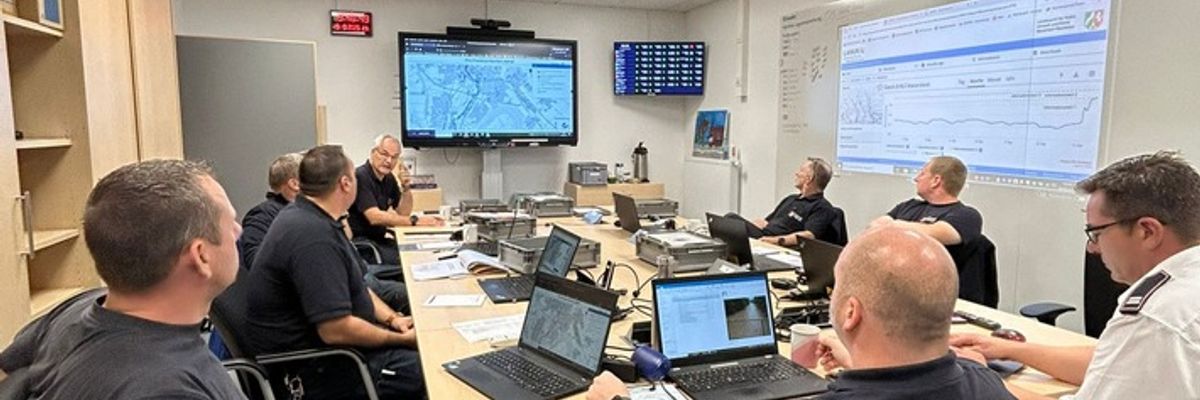 FW Grevenbroich: Hochwasserwarnung für Grevenbroich nach Starkregenlage über NRW - Feuerwehr überwacht und koordiniert Gefahrenlage kontinuierlich im Führungsstab