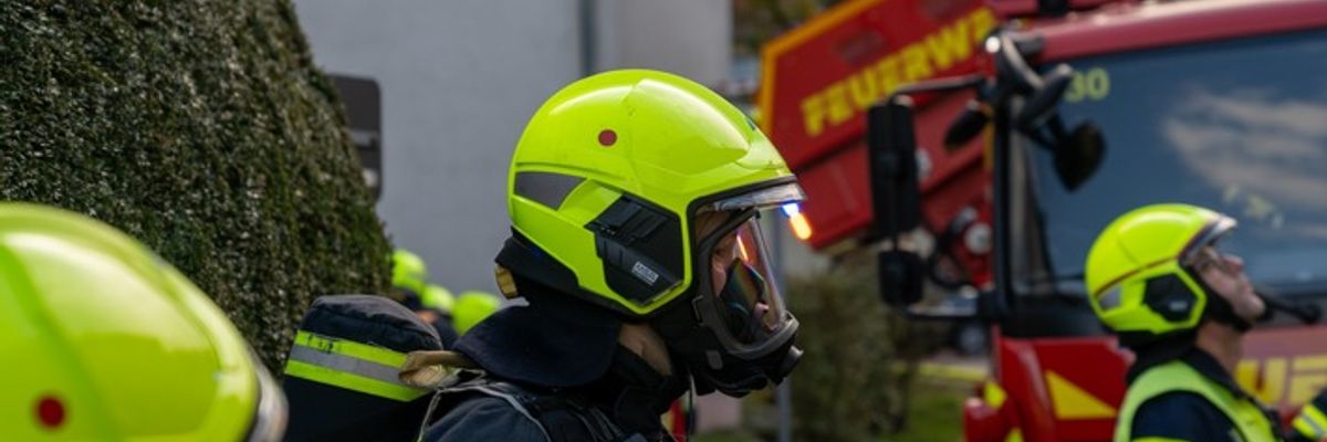 Feuerwehr MTK: Brennende Matratze sorgt für starke Verrauchung in Hattersheim
