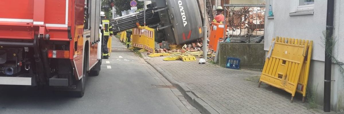 FW Celle: Tödlicher Arbeitsunfall auf Baustelle - Bagger kippt bei Abrissarbeiten um