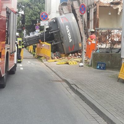 FW Celle: Tödlicher Arbeitsunfall auf Baustelle - Bagger kippt bei Abrissarbeiten um
