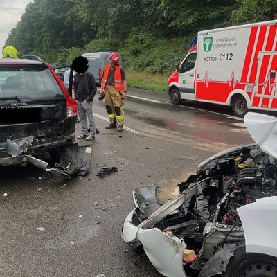 FW Alpen: Zwei Verkehrsunfälle auf der A57 mit mehreren verletzten Personen
