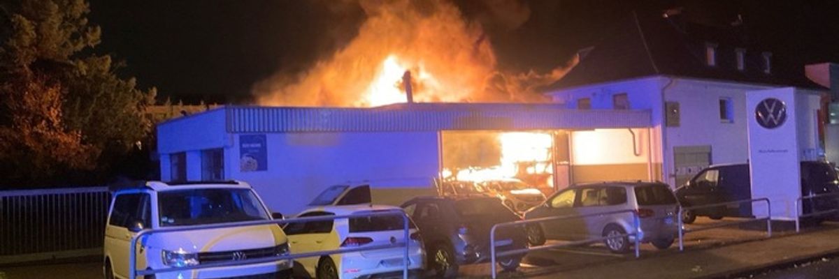 FW-MH: Erstmeldung: Großbrand in Autowerkstatt an der Kölner Straße - Feuerwehr im Großeinsatz