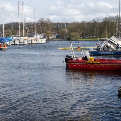 FW-RD: Feuerwehreinsatz am Büdelsdorfer Yacht Club: Katamaran droht zu sinken