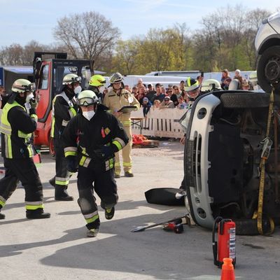 Feuerwehr Nürnberg: Auftaktveranstaltung des 150. Jubiläums der Berufsfeuerwehr Nürnberg bei bestem Wetter - Erste offene Bayerische Meisterschaften in der Unfallrettung in Nürnberg