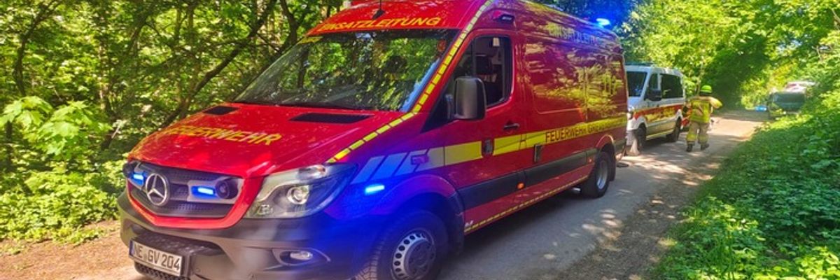 FW Grevenbroich: Jugendliche in Grevenbroich tot aus der Erft geborgen