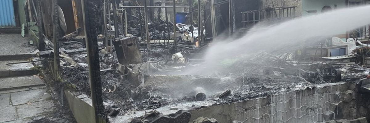 FW-Heiligenhaus: Gartenlaube in Kleingartenanlage brennt - Feuerwehr verhindert Übergreifen auf weiteres Gebäude