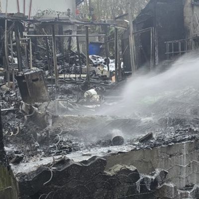 FW-Heiligenhaus: Gartenlaube in Kleingartenanlage brennt - Feuerwehr verhindert Übergreifen auf weiteres Gebäude
