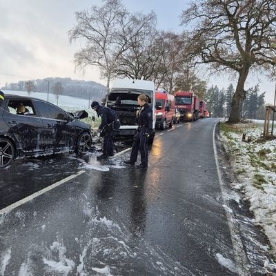 FW-AR: Verkehrsunfall zwischen PKW und besetztem Großraumtaxi
