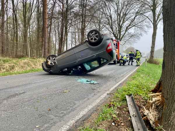 FW Hünxe: Pkw überschlagen, eine verletzte Person
