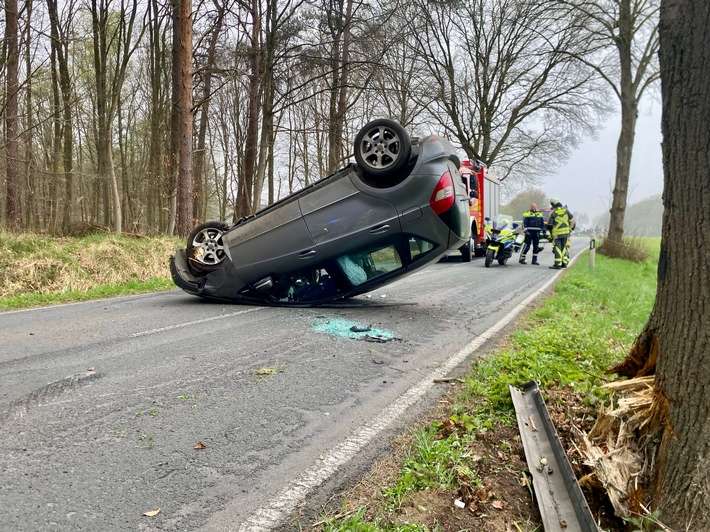 FW Hünxe: Pkw überschlagen, eine verletzte Person