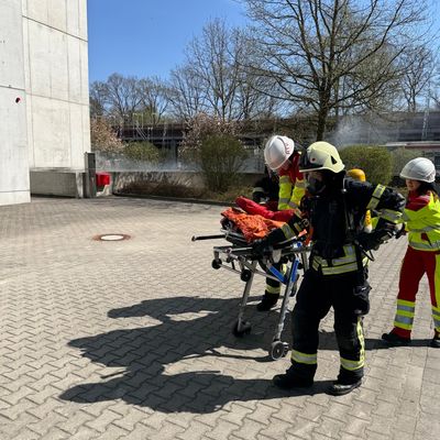 FW Dinslaken: Feuerwehr Dinslaken trainiert am Institut der Feuerwehr in Münster